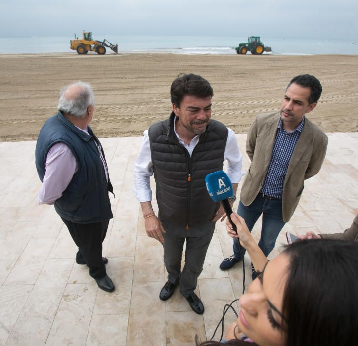 Imágenes de la playa de San Juan, donde la lluvia ha ocasionado serios daños en el arenal y el paseo peatonal.