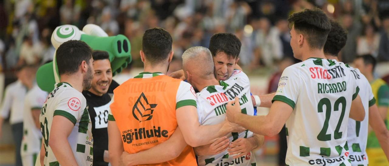 Los jugadores del Córdoba Futsal celebran un gol durante el pasado curso.