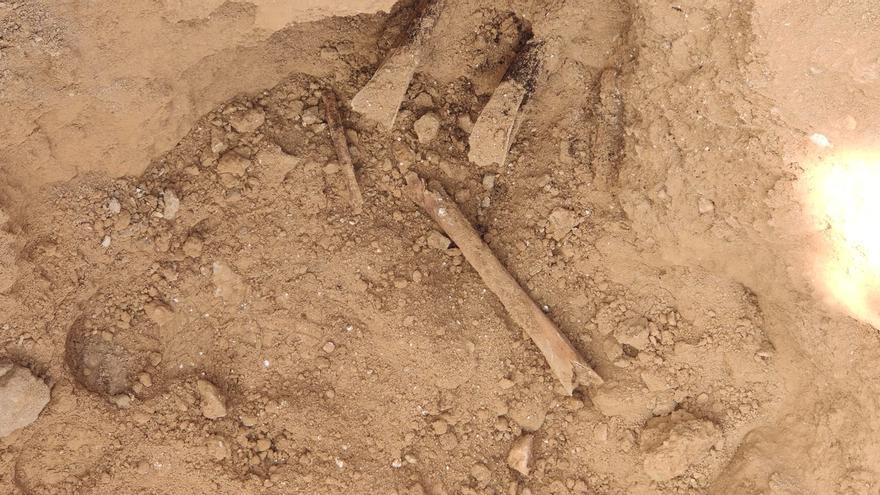 Hallan restos óseos en una parcela del cementerio de Aspe donde no consta enterramiento alguno desde que se creó