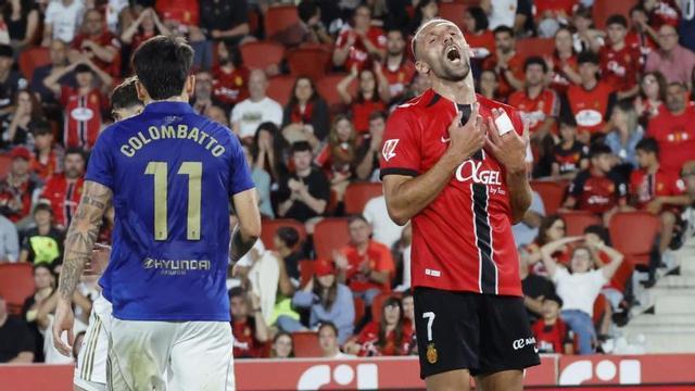 Colombatto y Muriqi, ambos, tras descender a Segunda División, en Son Moix. | EFE