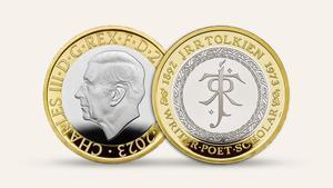 Edición especial de la moneda de 2 libras con el rostro de J.R.R Tolkien y su símbolo acompañado de la frase Not All Who Wander Are Lost, (Ni toda la gente errante anda perdida)