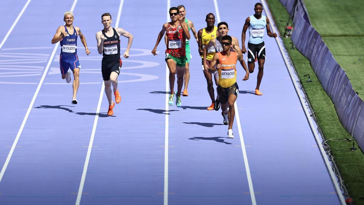 El atleta español Mohamed Attaouin encabeza su serie clasificatoria de los 800m de los Juegos Olímpicos de París 2024