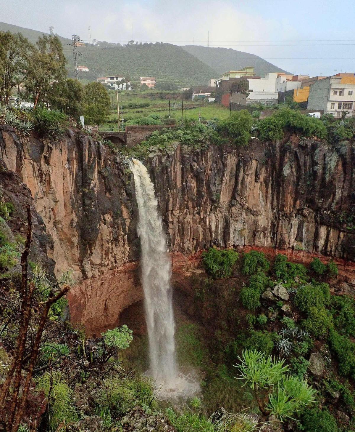 El agua corre por los barrancos del área metropolitana de Tenerife.