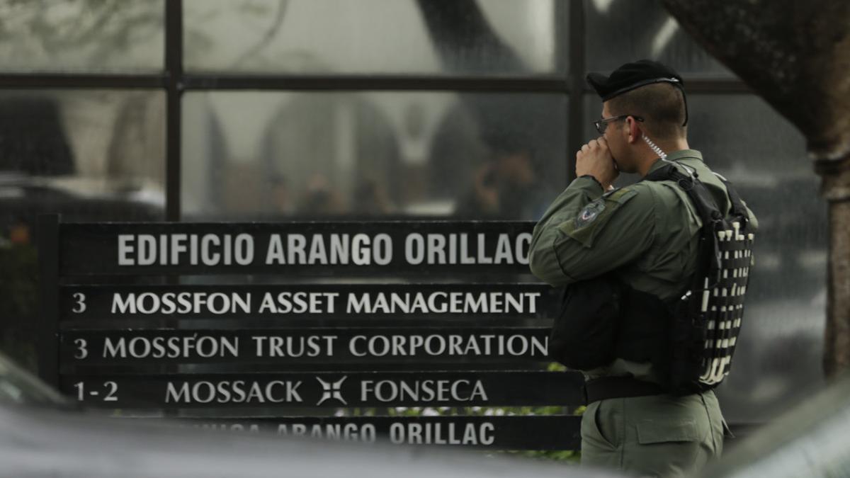 Un policía espera en la puerta de la sede de Mossack Fonseca en Ciudad de Panamá, este martes.