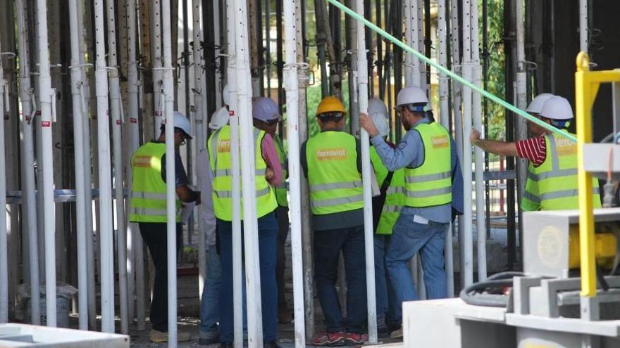 Inspectores y encargados de la obra, ayer en el lugar del siniestro, en s´Arenal.