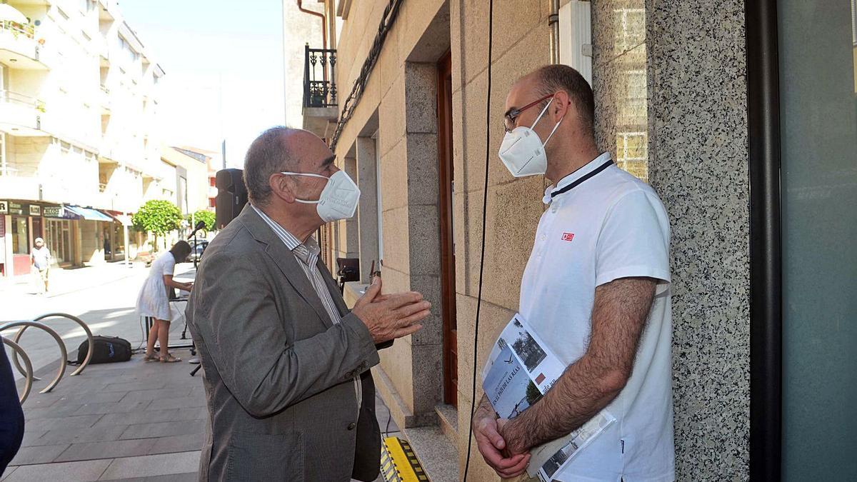 Ceferino de Blas conversa con el historiador local Francisco Meis