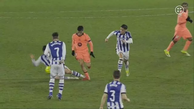 El audio del VAR de la Roja a Carlos Soler por la entrada a Pedri