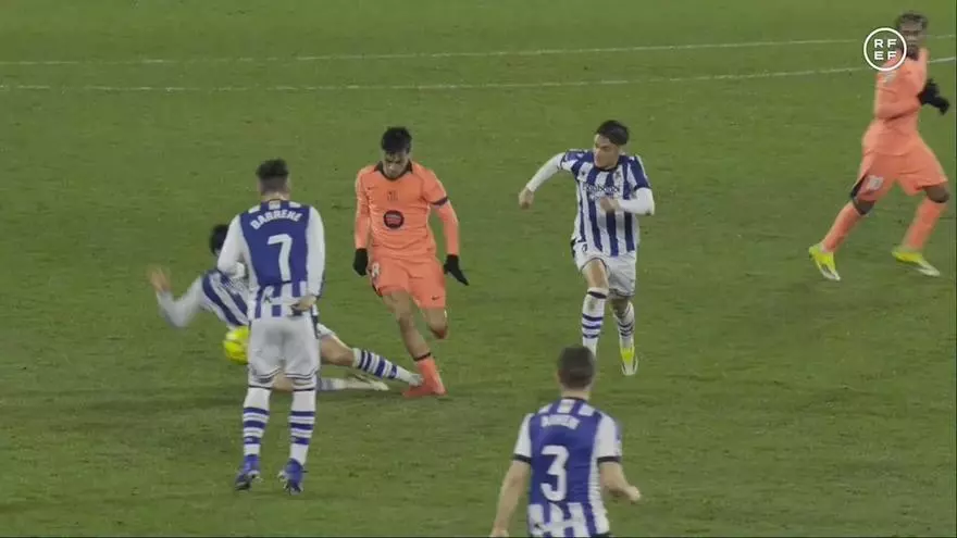 El audio del VAR de la Roja a Carlos Soler por la entrada a Pedri