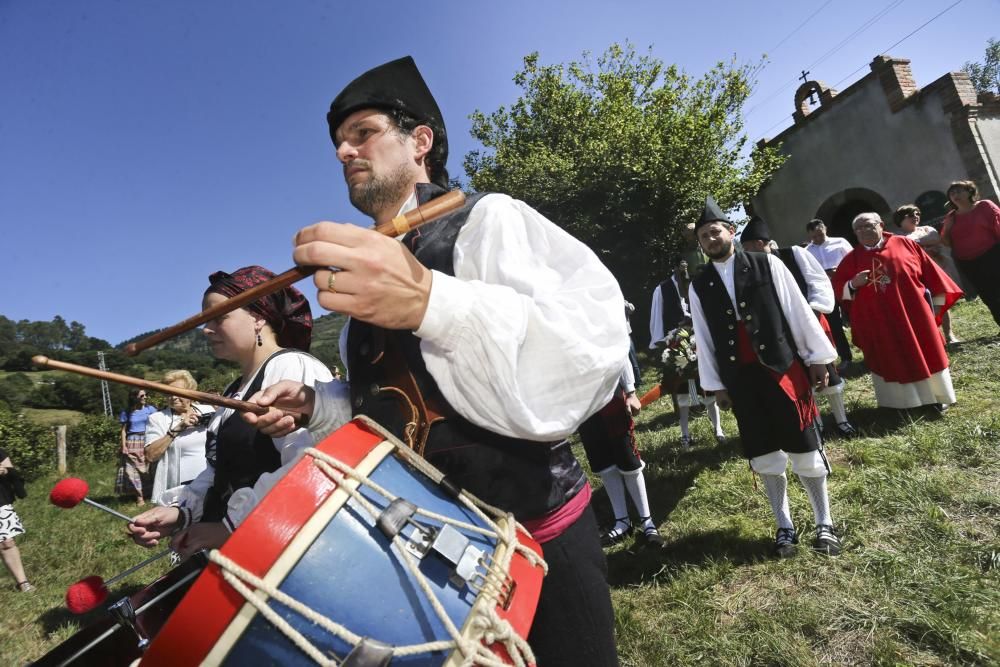 Procesión a la cuevina de San Pedro en Sariego