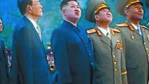 El líder Kim Yong-un (segundo por la izquierda) en la ceremonia en memoria de su abuelo en Pionyang, ayer.