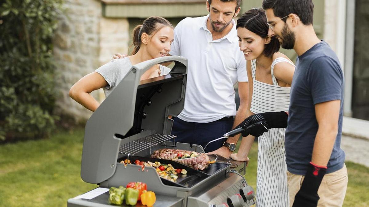 Comensales en torno a una barbacoa
