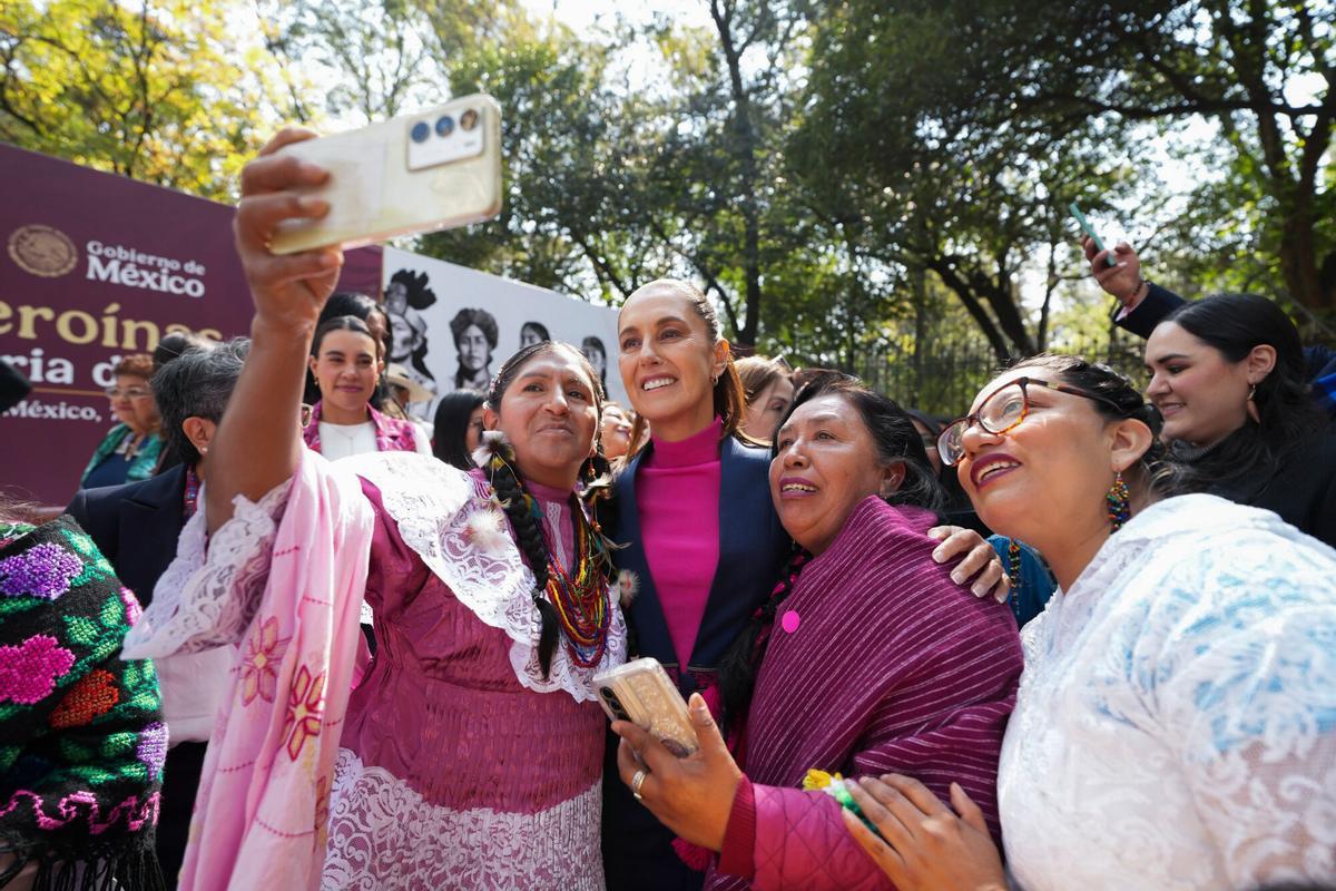 La presidenta de México, Claudia Sheinbaum, posando junto a otras mujeres para una fotografía durante un acto este miércoles, en Ciudad de Mexico