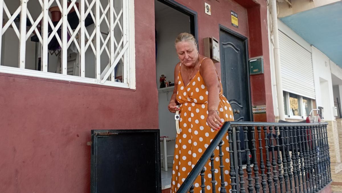 Pepi Galdeano se ha roto la mano por las obras del paseo marítimo de Pedregalejo y tiene su escalera de acceso a casa sin arreglar, denuncia.