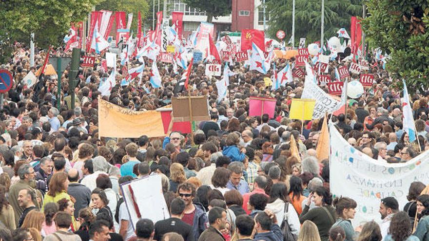 Los manifestantes se concentraron ante la sede de la Consellería de Educación. // Jorge Leal