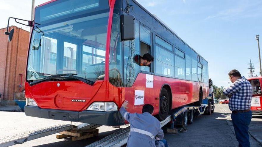 El Ayuntamiento de Zaragoza dona dos autobuses para el transporte colectivo de los refugiados saharauis en Tinduf