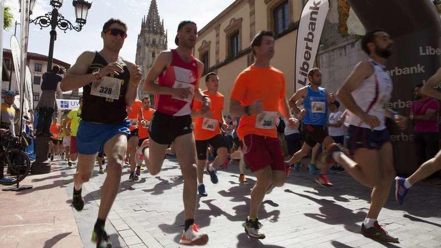 Los corredores del I Memorial &quot;Eloy Alonso&quot;, el año pasado, a la salida de la plaza de la Catedral.