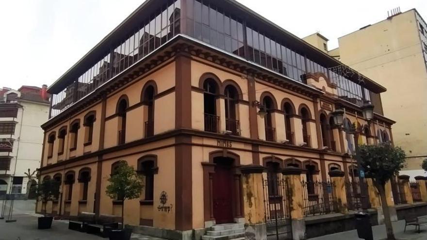 La remodelación de la Casa de Cultura de Sama se iniciará con la mejora de la fachada