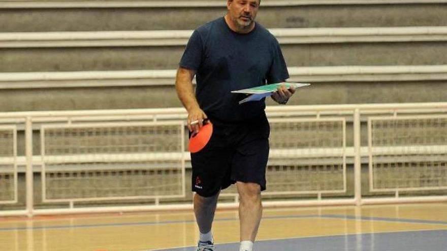 Javier Barrios antes de iniciar un entrenamiento en el Municipal. // Rafa Vázquez