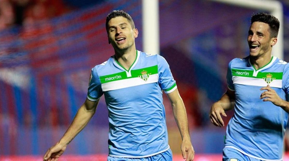 Salva Sevilla celebra un gol del Betis al camp del Llevant.