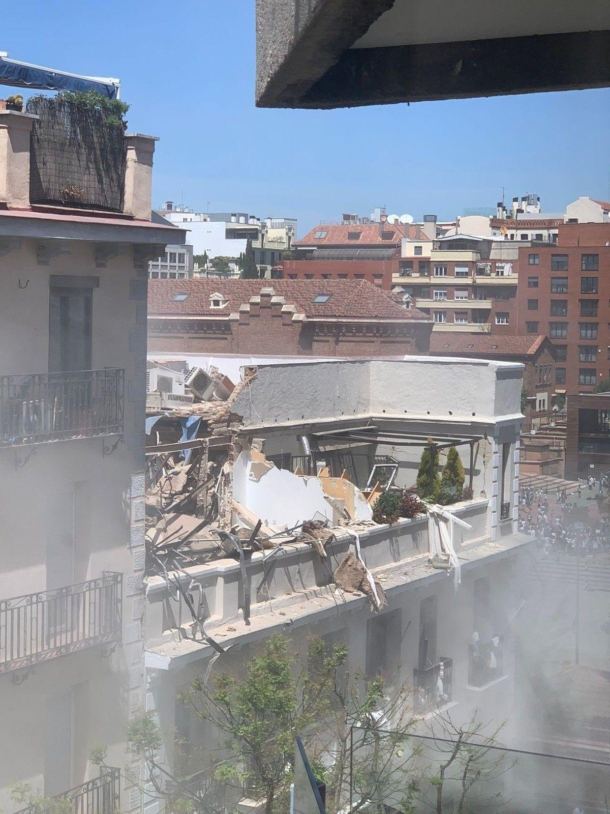Bomberos desalojan uno de los edificios colindantes al que registró la explosión en el barrio de Salamanca