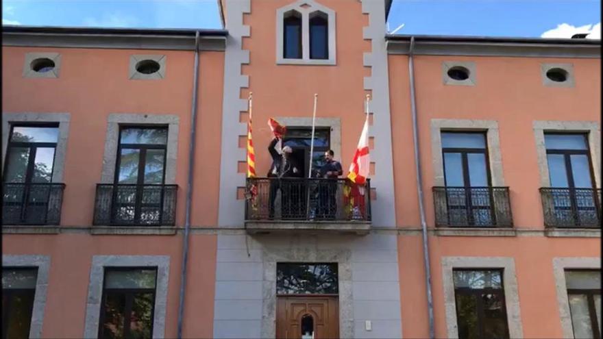 Puigcerdà despenja la bandera espanyola