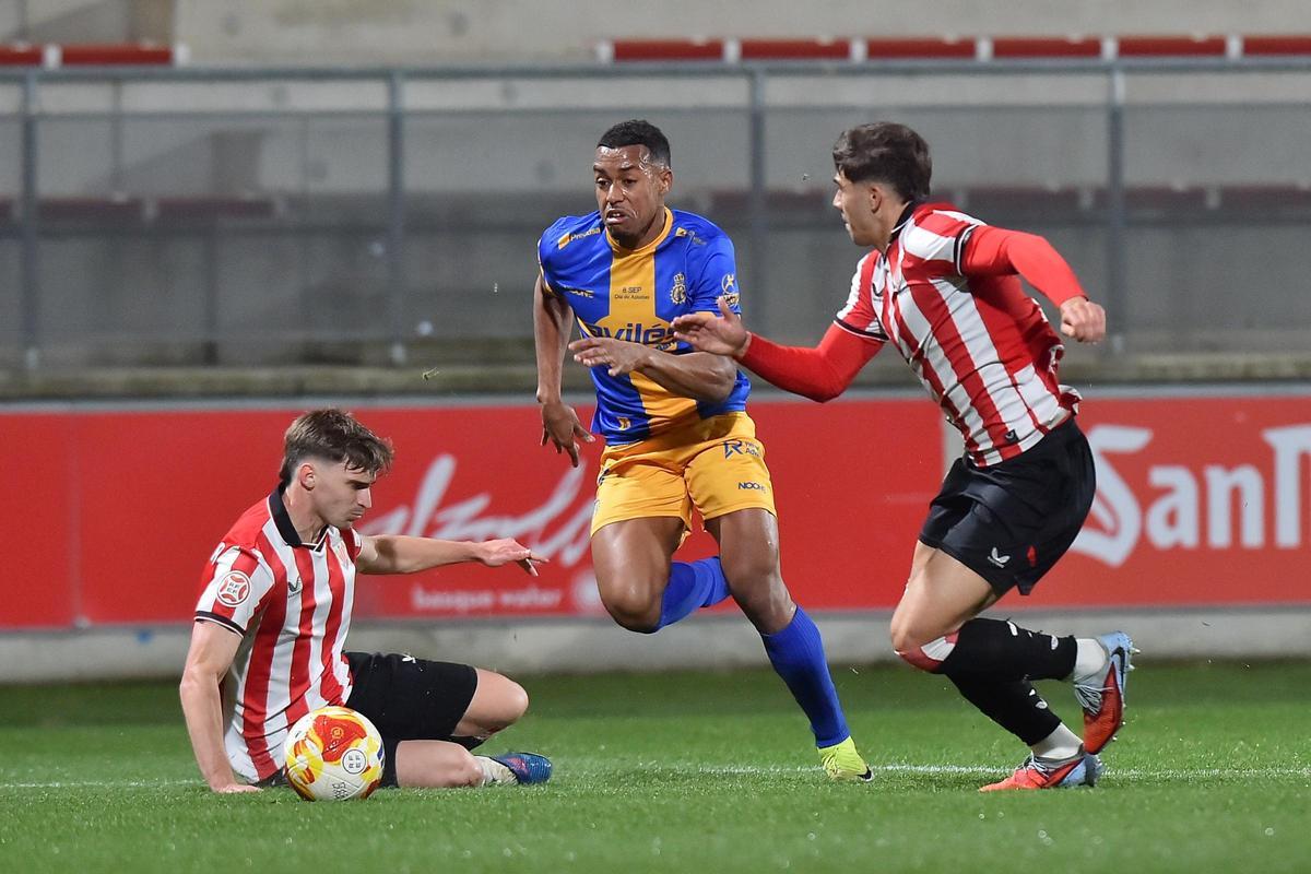 Imágenes del encuentro ente el Bilbao Athletic y el Real Avilés