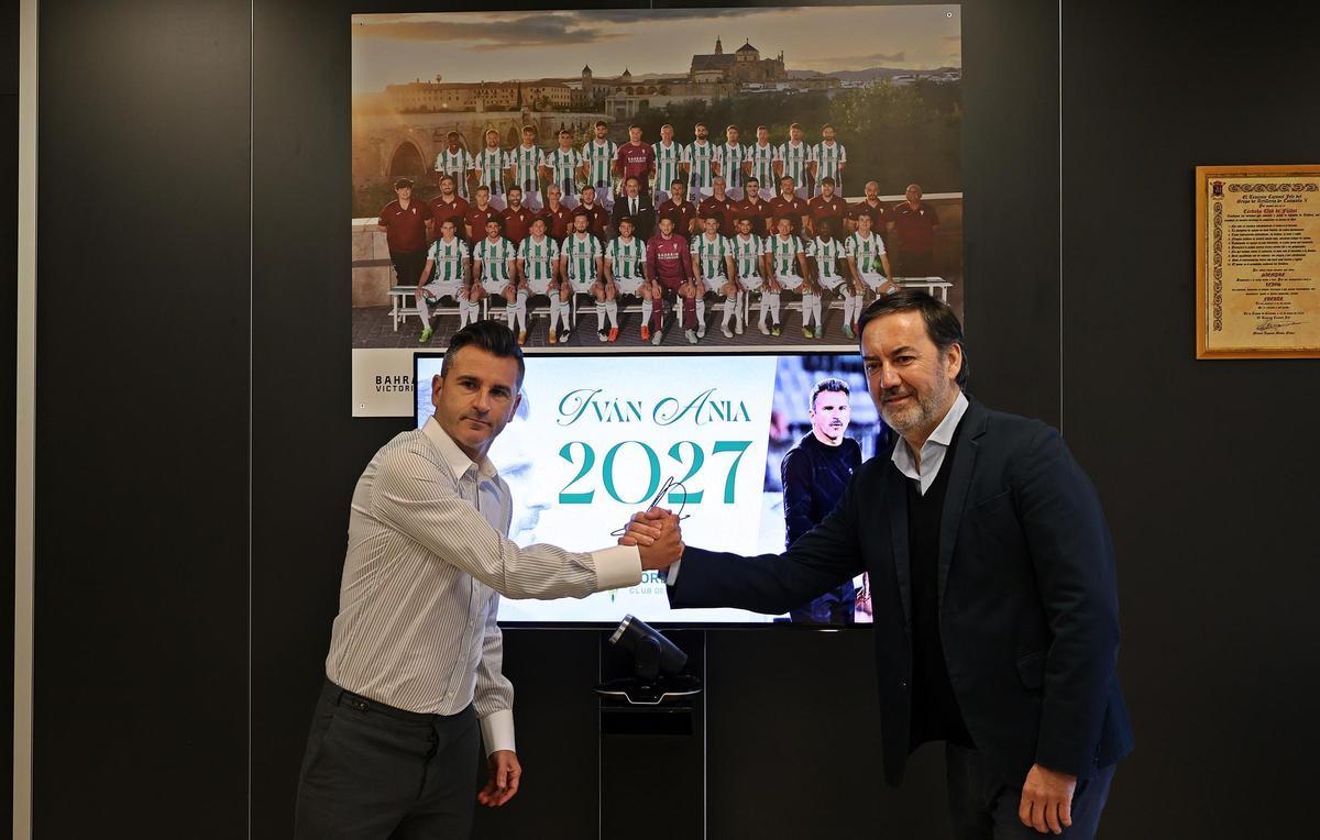 Iván Ania y Antonio Fernández Monterrubio, tras la firma del asturiano.