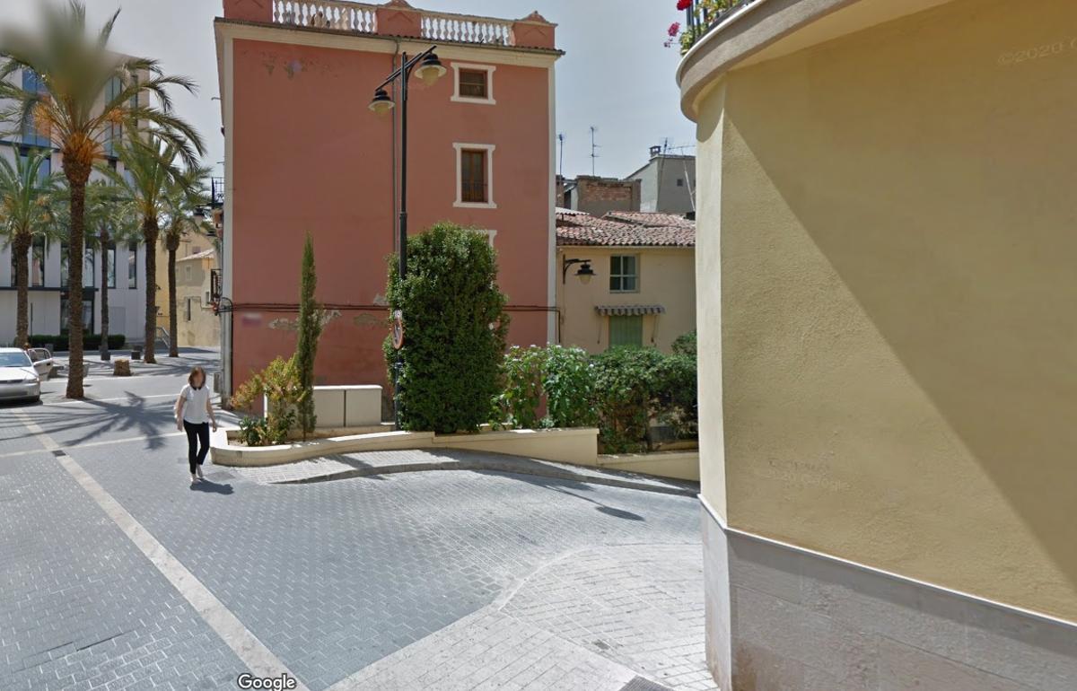 Imagen en Google Maps de la vivienda con desprendimientos -con la fechada de color rosa- sin daños en su cornisa.