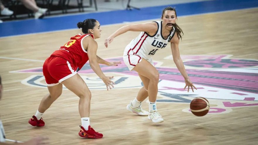 Paula Salinas defiende a la americana Kate Harpring durante el partido de ayer. | FIBA