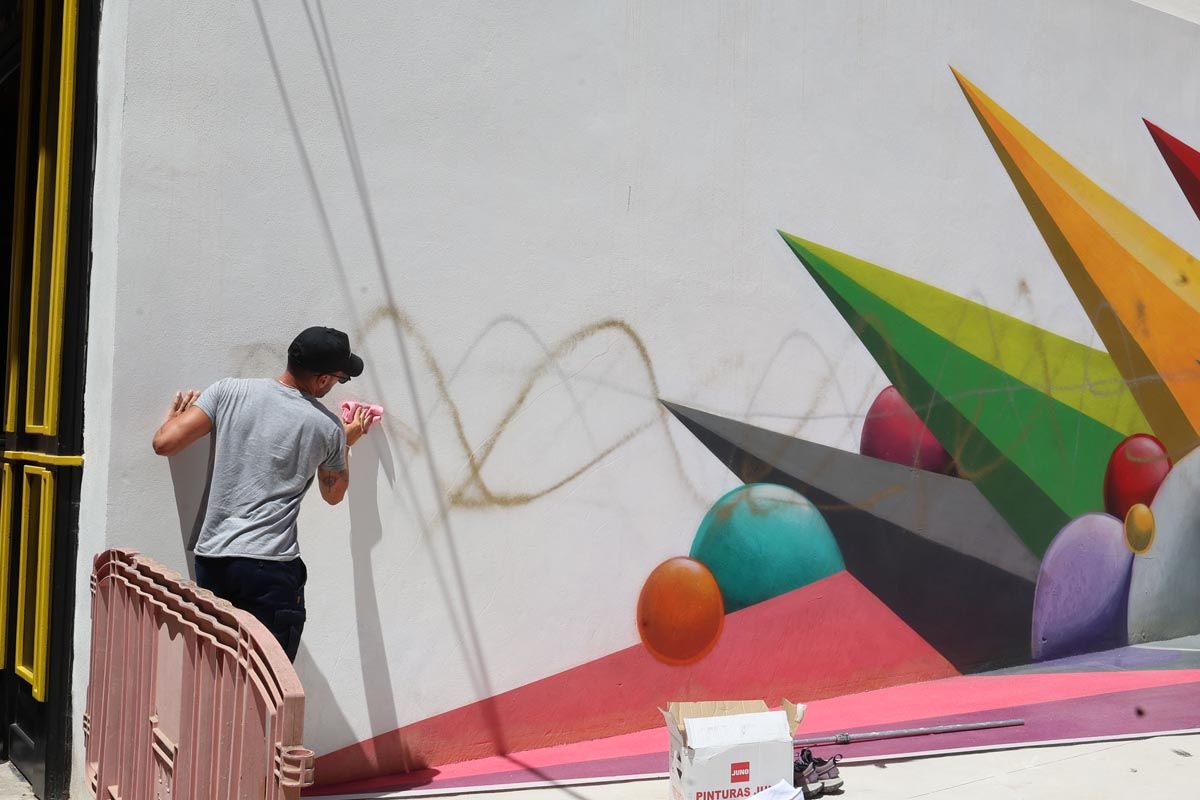 Galería: Vandalismo en el mural de Okuda en Sant Antoni