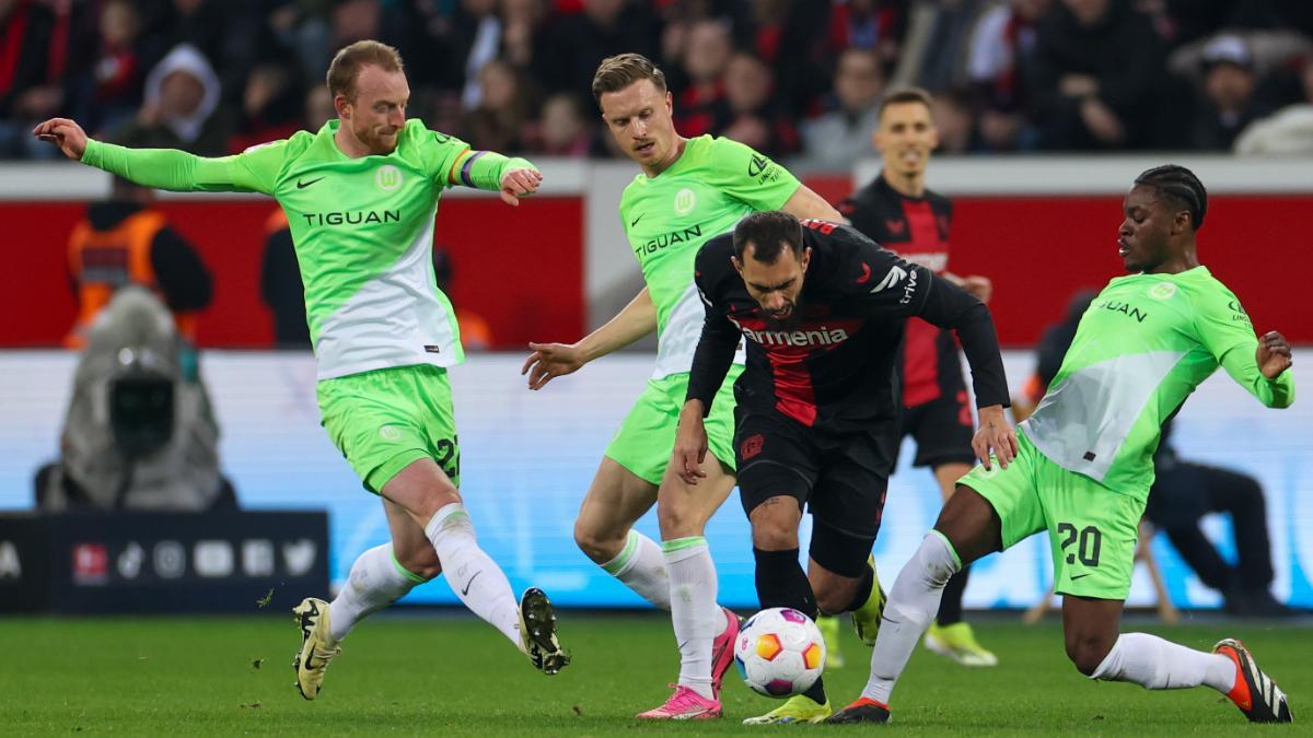 Borja Iglesias, en una acción de juego con el Leverkusen