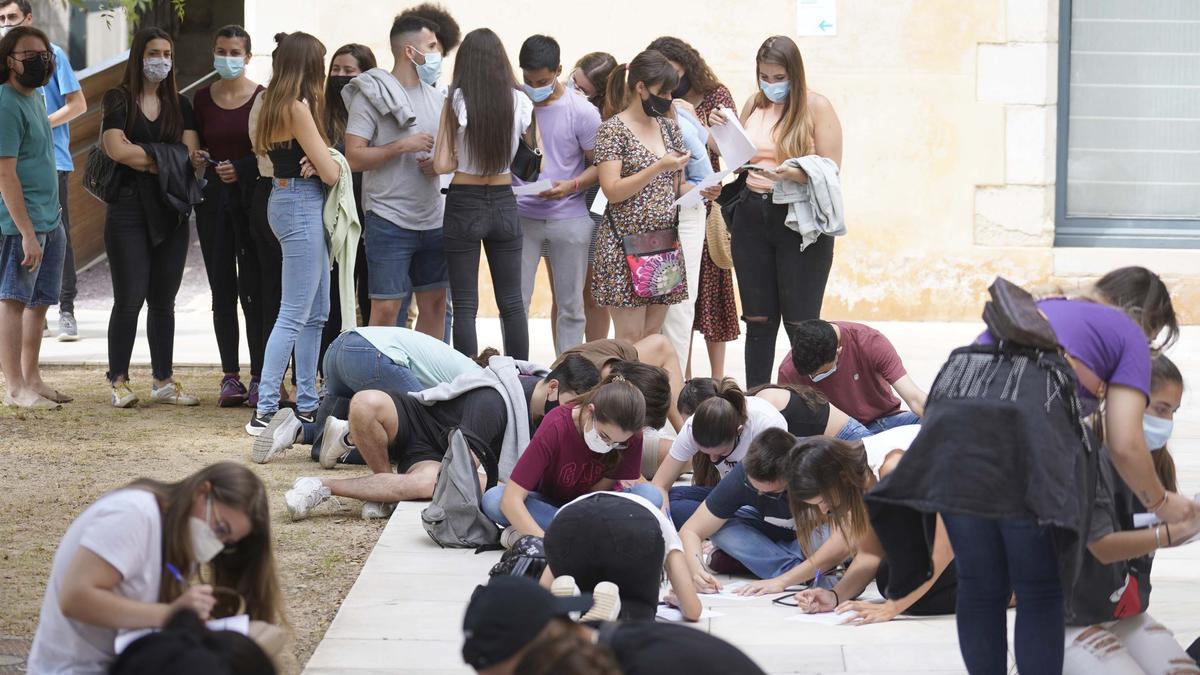 Protesta d'estudiants de la UdG en contra del requisit de la tercera llengua per obtenir el títol