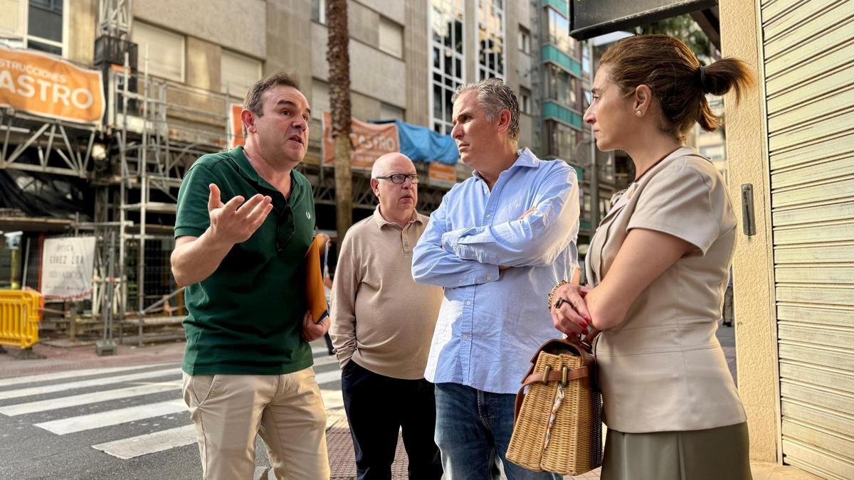 El PP alerta de losetas hundidas, bancos rotos, falta de contenedores y coches sobre la acera.