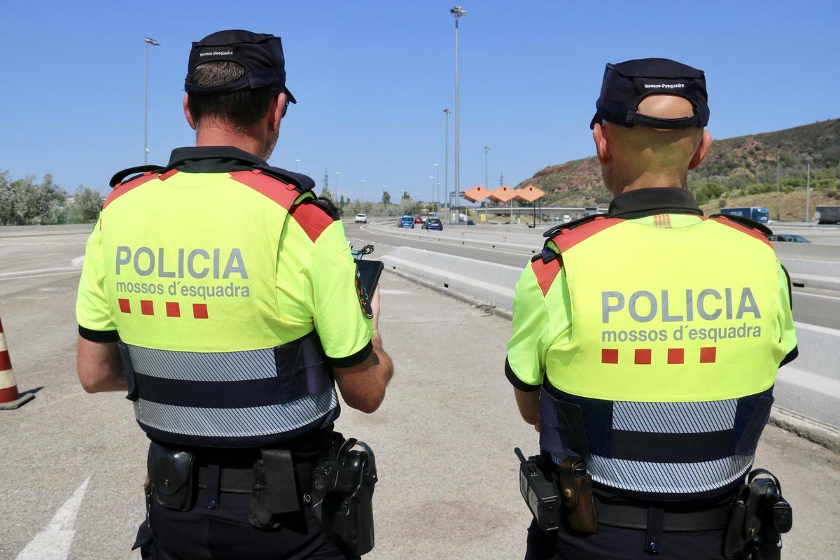 Los Mossos incorporan dispositivos para controlar tacógrafos de camiones y  autocares en marcha