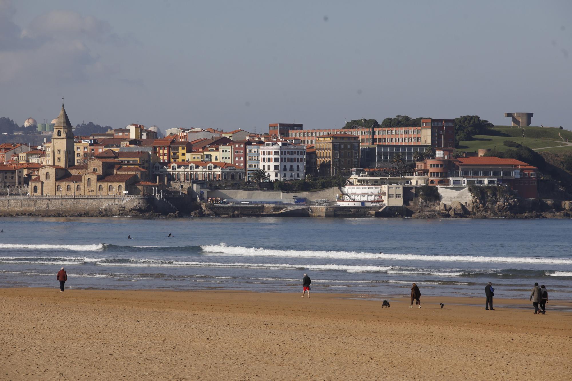 La playa de San Lorenzo, repleta de arena