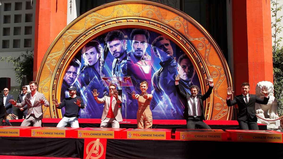 Los actores de 'Vengadores: Endgame' dejan sus huellas en el Paseo de la Fama de Hollywood