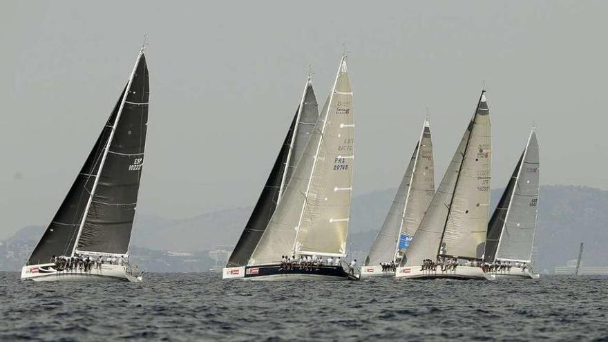 Los barcos navegan en la bahía de Palma durante la última regata de la Copa del Rey.