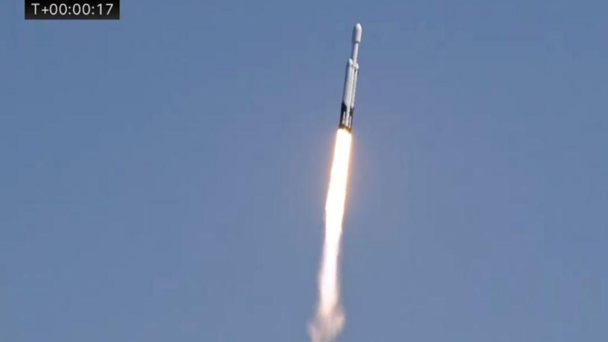 El cohete Falcon Heavy de SpaceX lleva a Europa Clipper hacia su misión en el sistema joviano.