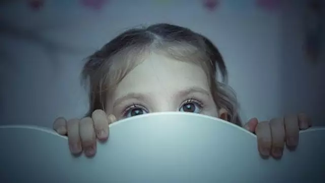 Cinco pautas para que los niños no teman la oscuridad