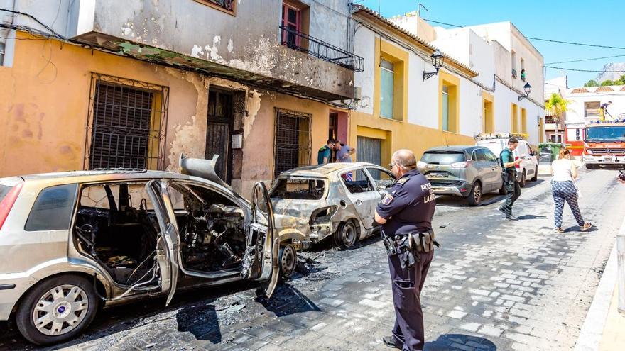 Fuerte incendio de un vehículo que se encontraba circulando en una calle de La Nucia