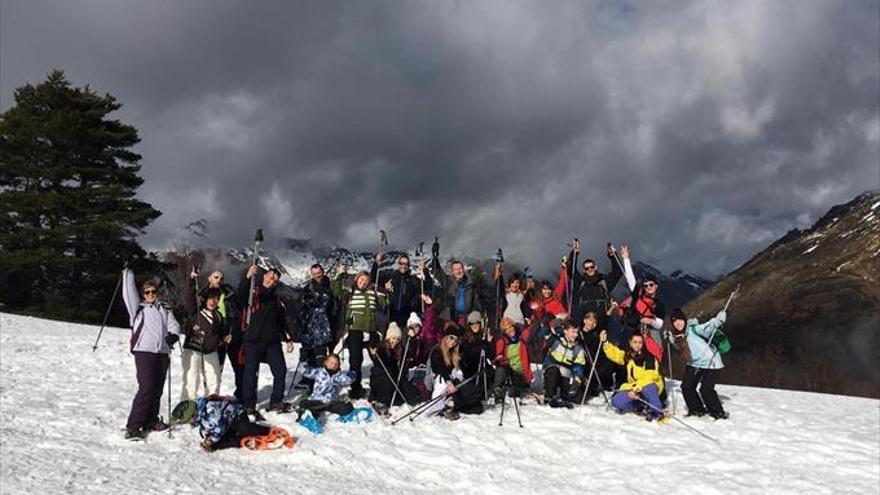 El consistorio organiza una escapada a la nieve para hacer raquetas