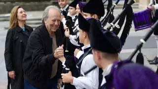 Serrat derrocha simpatía en su llegada a Oviedo: autógrafos, besos y saludo a los miembros de la banda de gaitas