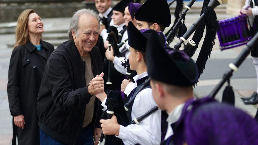 Gaitas y fans reciben a Serrat, que ya está en Asturias para los Premios Princesa