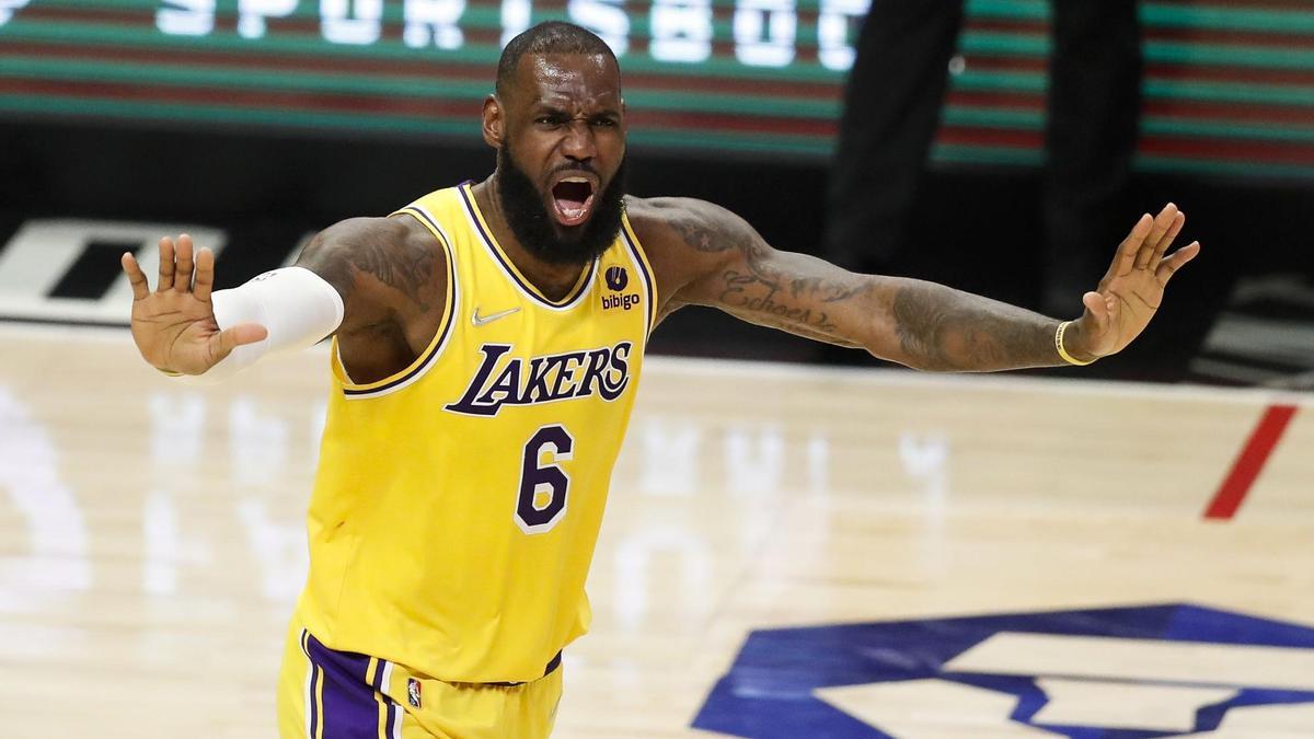 LeBron James renueva con los Lakers por dos años y 97.1 millones de dólares.