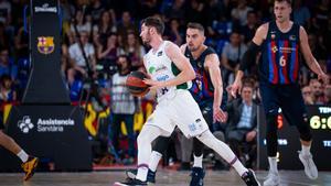 Dario Brizuela intenta superar la defensa de Satoransky en la semifinal de Liga frente al Barcelona