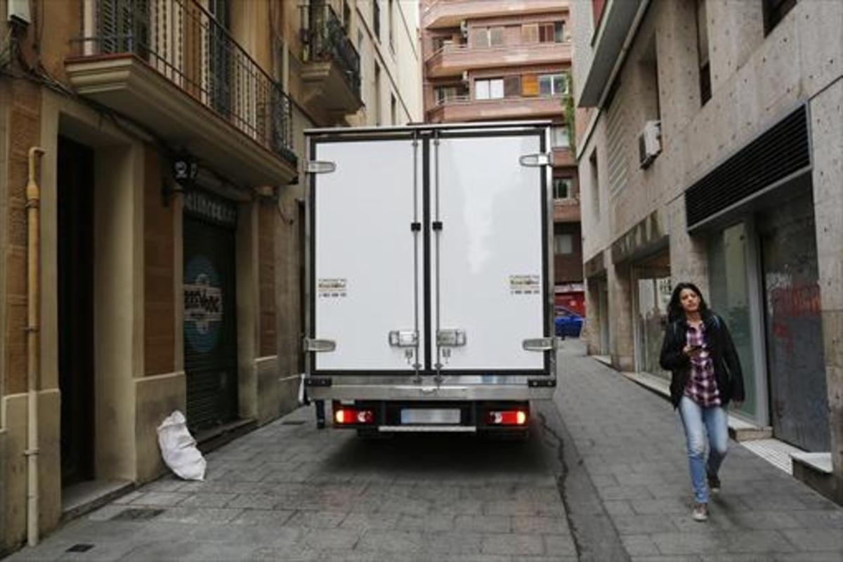 Un camió parat en l’estret carrer de Matilde, dijous passat. Un camió parat en l’estret carrer de Matilde, dijous passat.