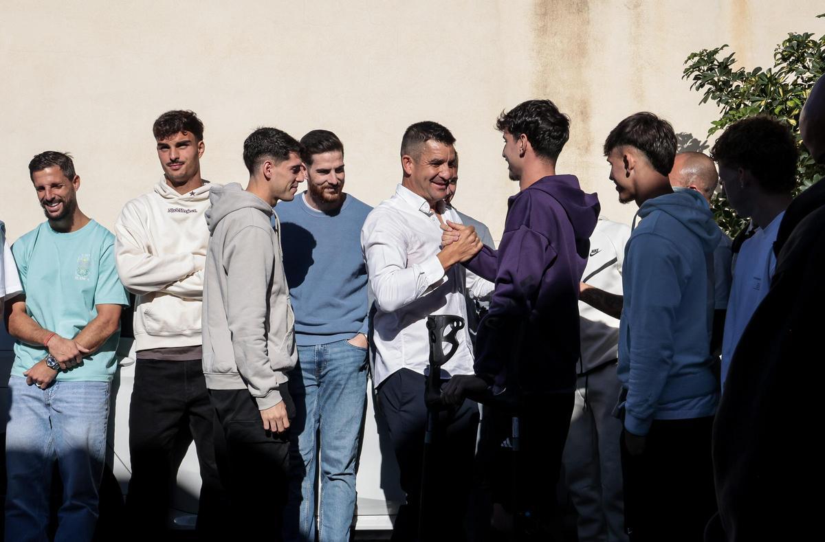 Rubén Torrecilla se despide de la plantilla que le acompañó en el adiós oficial ante la prensa.