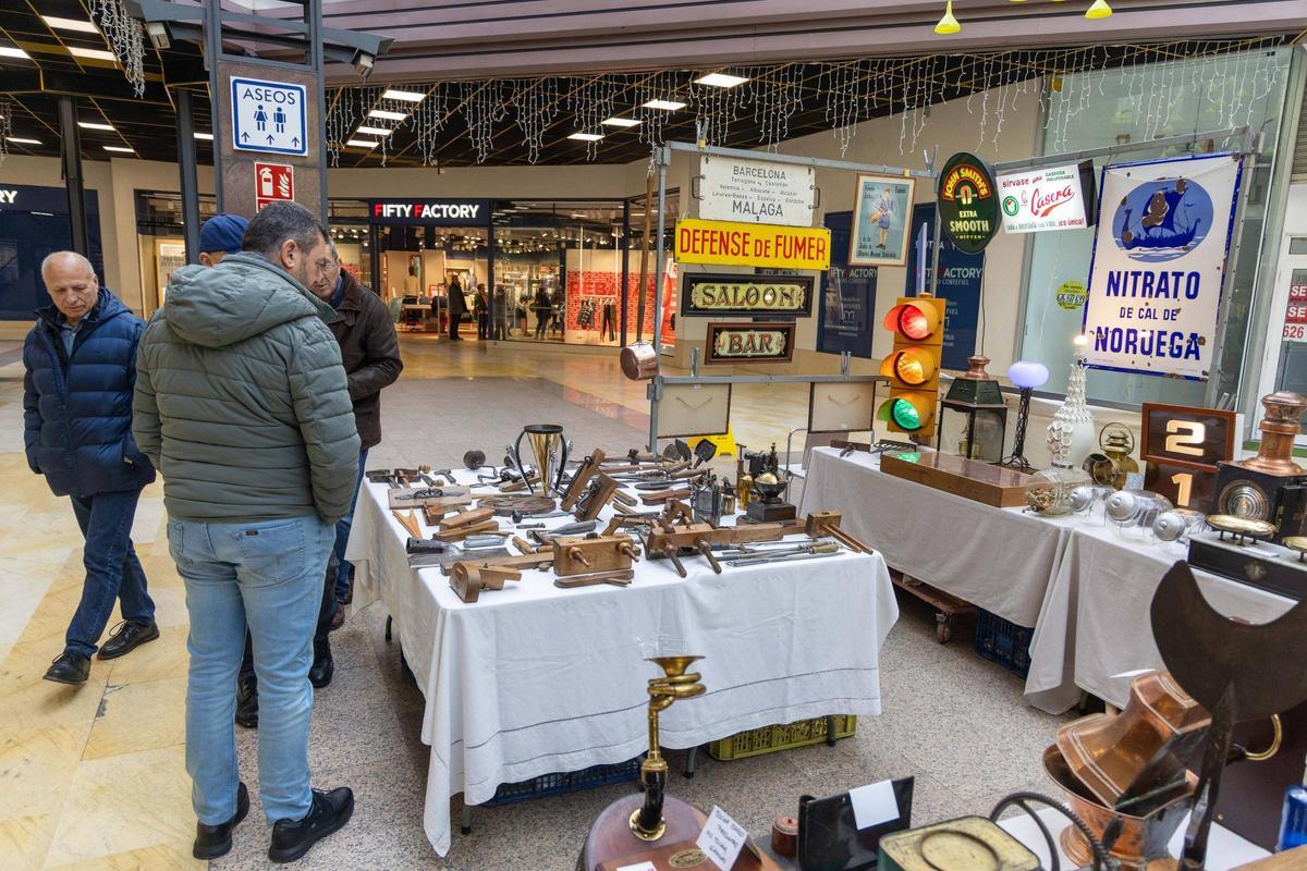 Do aritmómetro ao Playmobil sen esquecer o máis 'vintage': a Feira de Antigüidades triunfa en Área Central