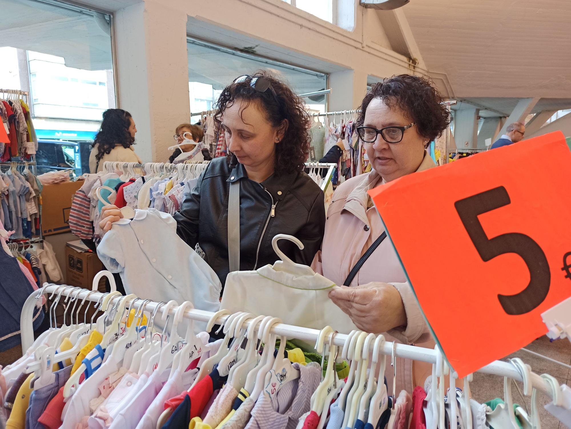 Así es la Feria del Stock de la Pola: Muy buenos precios, grandes chollos y muchos clientes