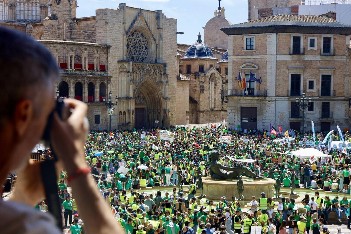 Valencia. Huelga indefinida y primera manifestación de Educación profesores, alumnos y padres con el apoyo de los principales sindicatos . Colegios Institutos profesorado . La concentración partió de la plaza de San Agustín para acabar en la plaza de la Virgen frente al Palau de la Generalitat VLC